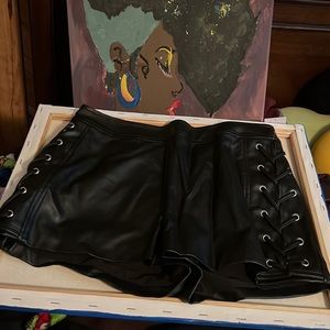 NWT LEATHER shorts with nice leather laces on both sides 🤩🤩🤩